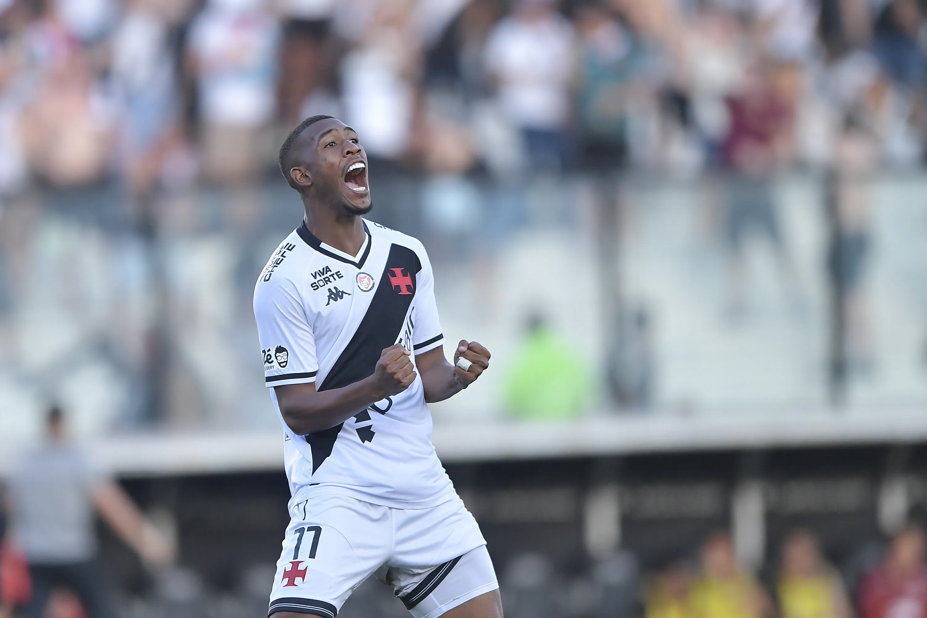 Rayan jogador do Vasco comemora seu gol durante partida contra o Vitoria no estadio Sao Januario pelo campeonato Brasileiro A 2025. Foto: Thiago Ribeiro/AGIF