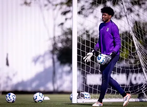 Hugo Souza no CT Dr. Joaquim Grava durante atividade do Corinthians.Foto: Rodrigo Coca/ Corinthians