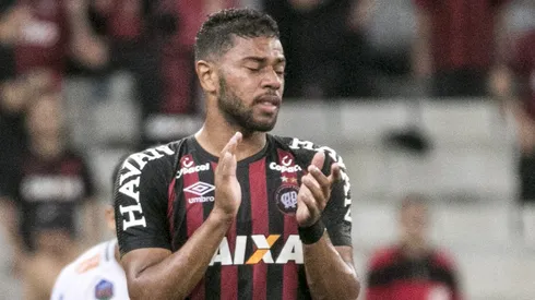 Renan Lodi durante confronto contra o Maringá no Campeonato Paranaense de 2018.