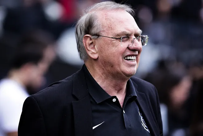 Osmar Stabile, presidente do Corinthians ,durante aquecimento antes da partida contra o Ceará na Arena Corinthians pelo Campeonato Brasileiro  2025.  Foto: Fabio Giannelli/AGIF