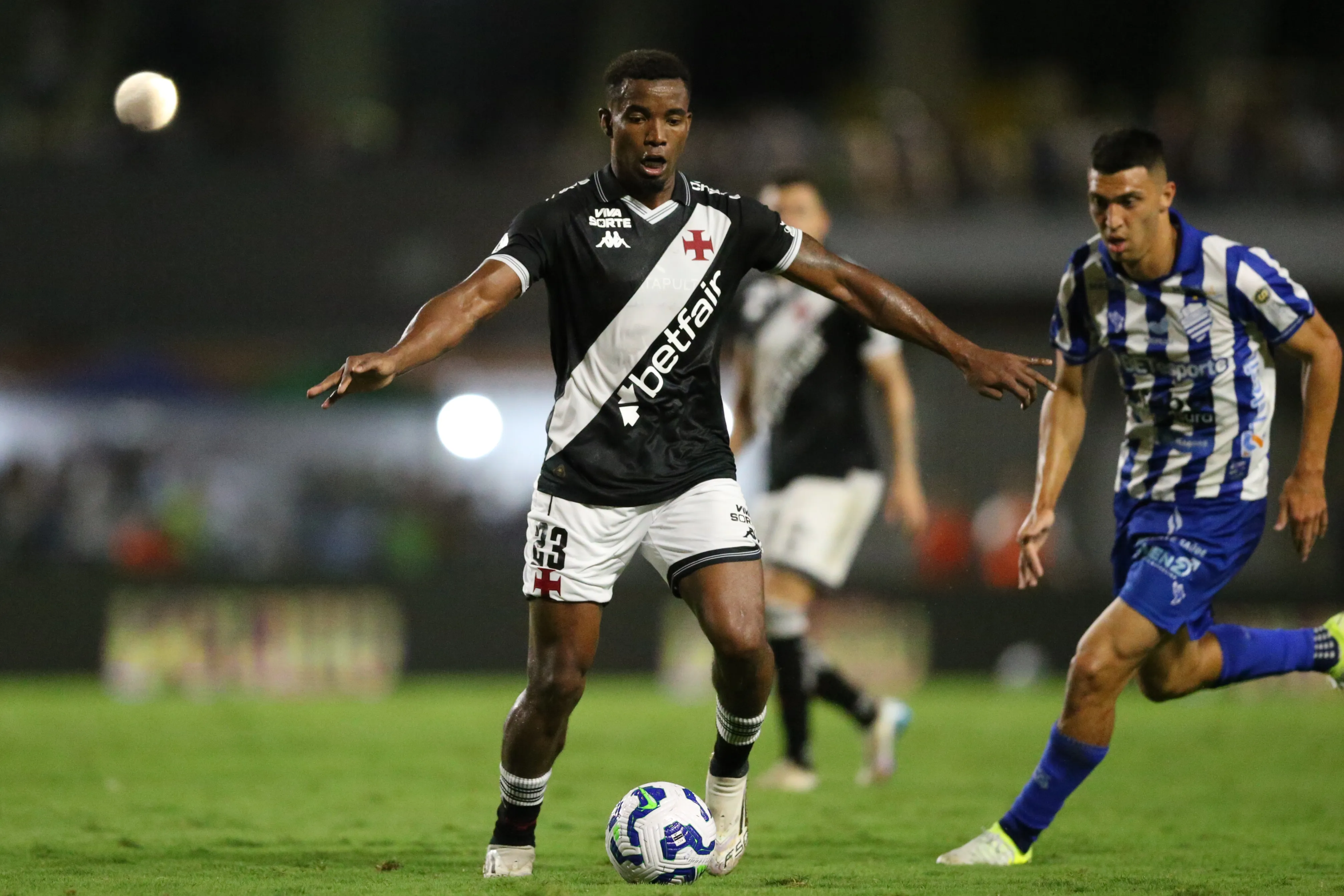 Thiago Mendes jogador do Vasco durante a partida entre CSA – Foto: Marlon Costa/AGIF