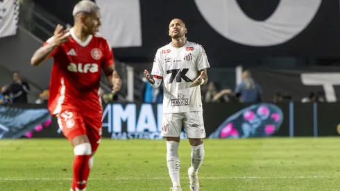 Neymar pode ficar fora do duelo contra o Internacional. Foto: Lucas Gabriel Cardoso/AGIF