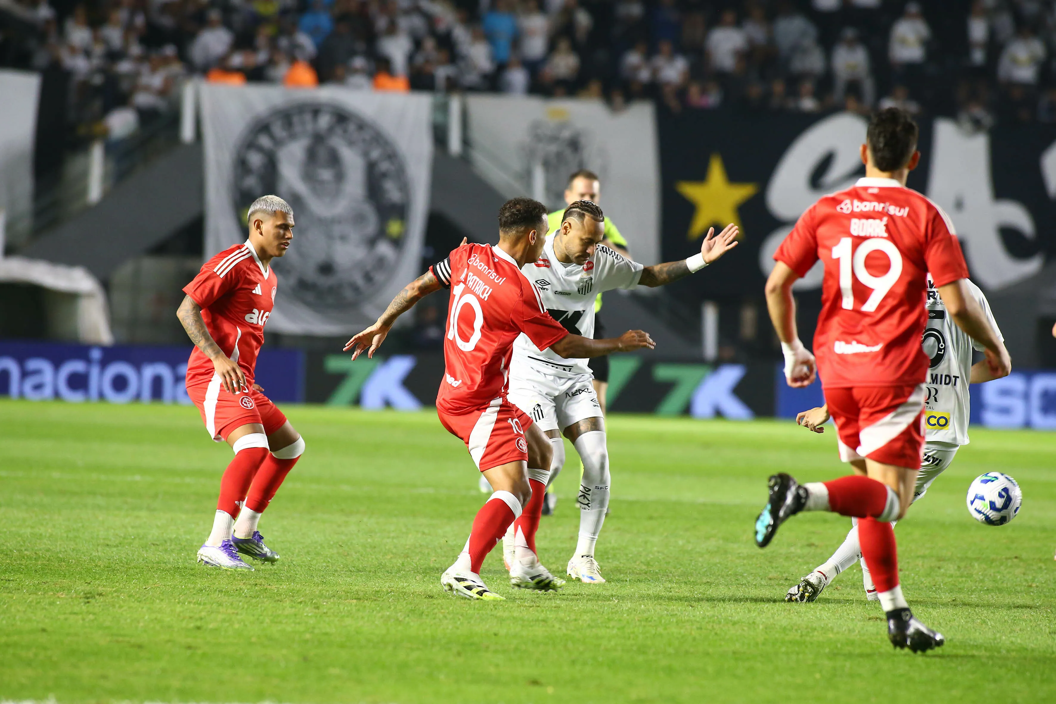 Santos x Internacional pelo Campeonato Brasileiro 2025. Foto: Mauricio De Souza/AGIF