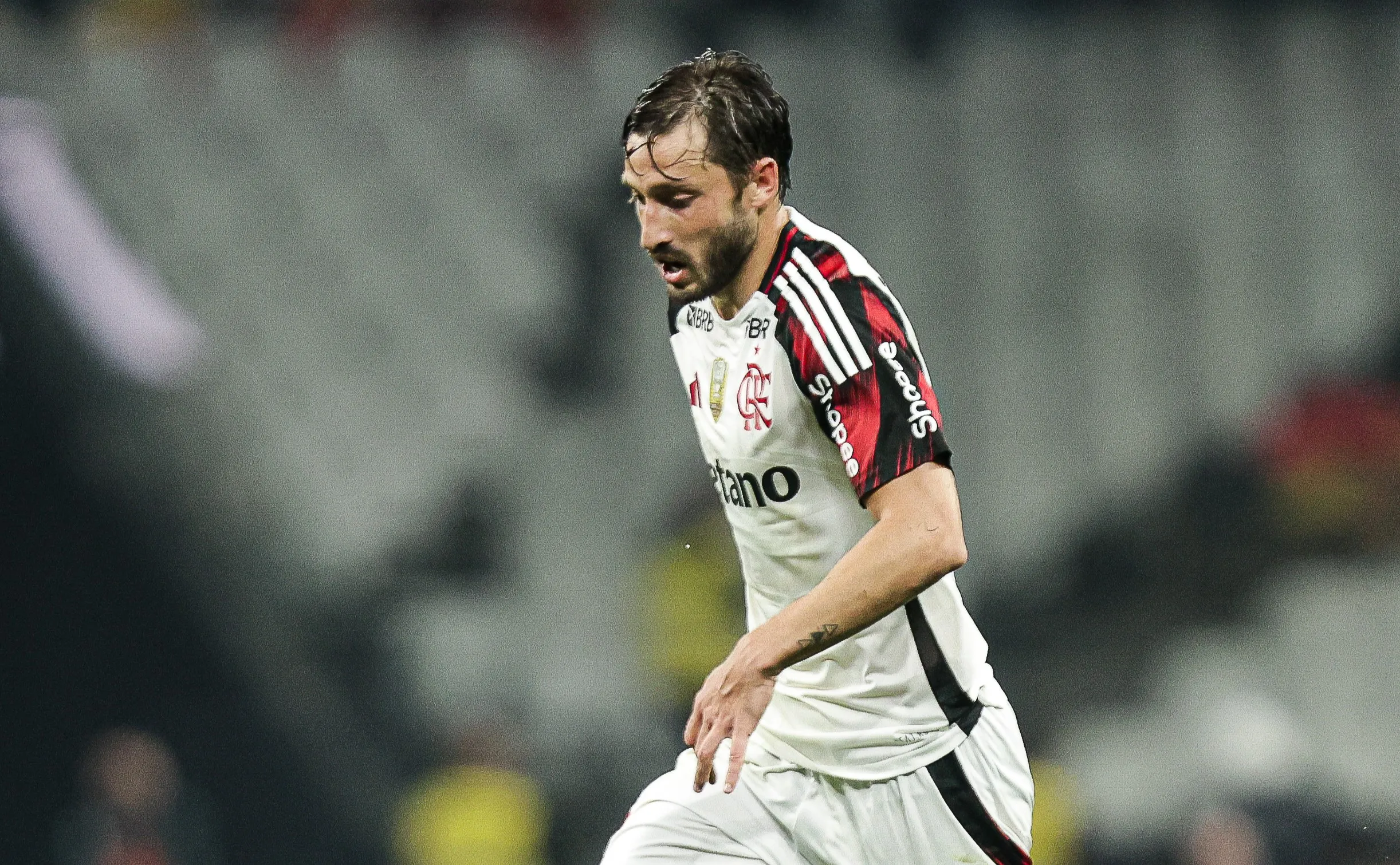Viña em campo contra o Corinthians. Foto: Gilvan de Souza/Flamengo