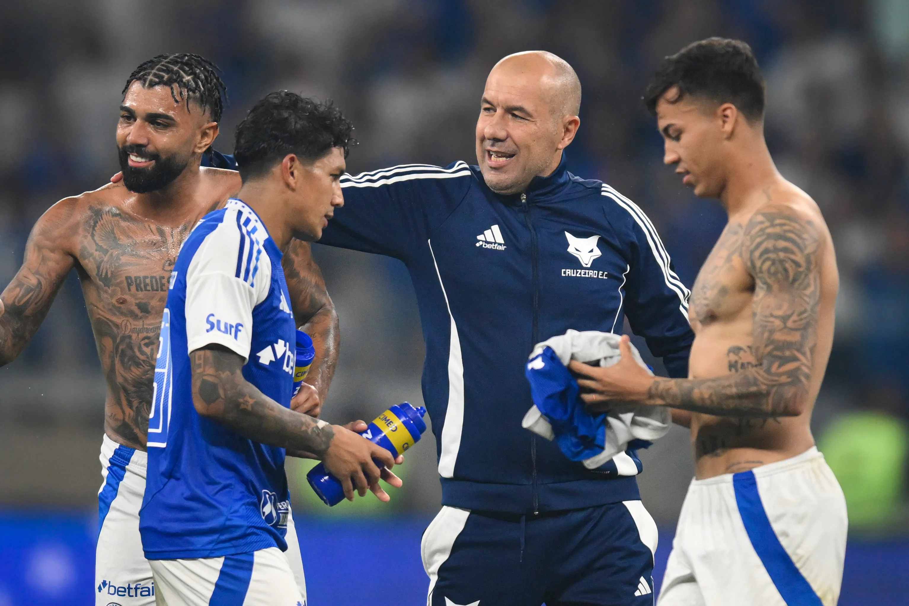 Leonardo Jardim cumprimenta jogadores do Cruzeiro. (Photo by Pedro Vilela/Getty Images)