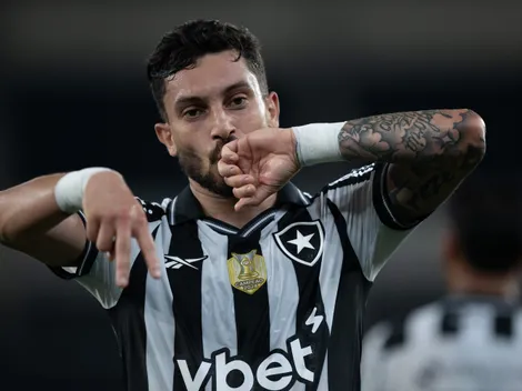 Alex Telles, do Botafogo, projeta confronto contra o Sport