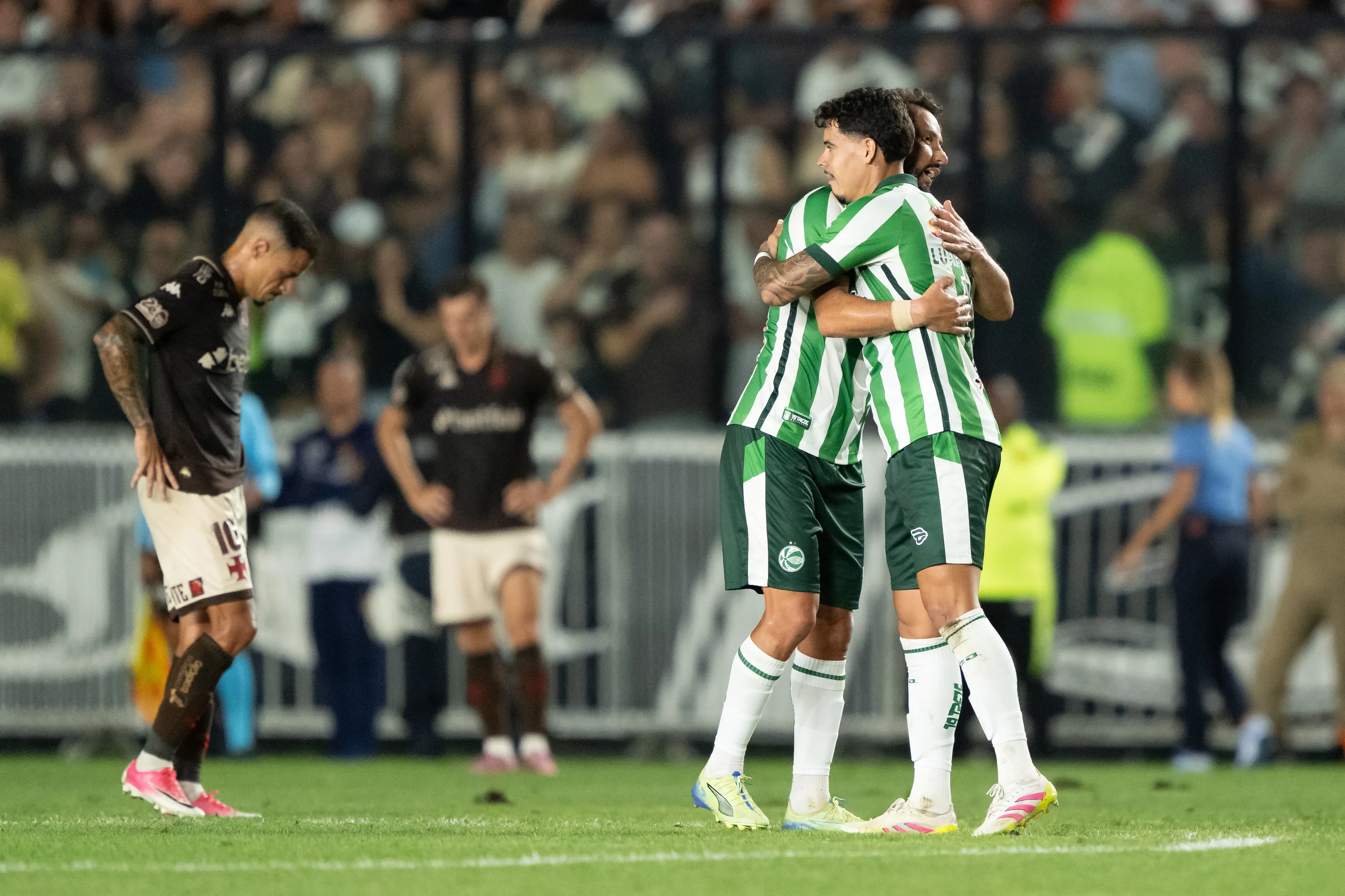 RJ – RIO DE JANEIRO – 08/11/2025 – BRASILEIRO A 2025, VASCO X JUVENTUDE – Nene jogador do Juventude comemora seu gol com Luan Freitas jogador da sua equipe durante partida contra o Vasco no estadio Sao Januario pelo campeonato Brasileiro A 2025. Foto: Jorge Rodrigues/AGIF