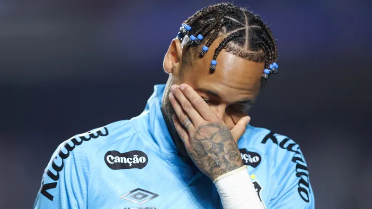 Neymar of Santos reacts