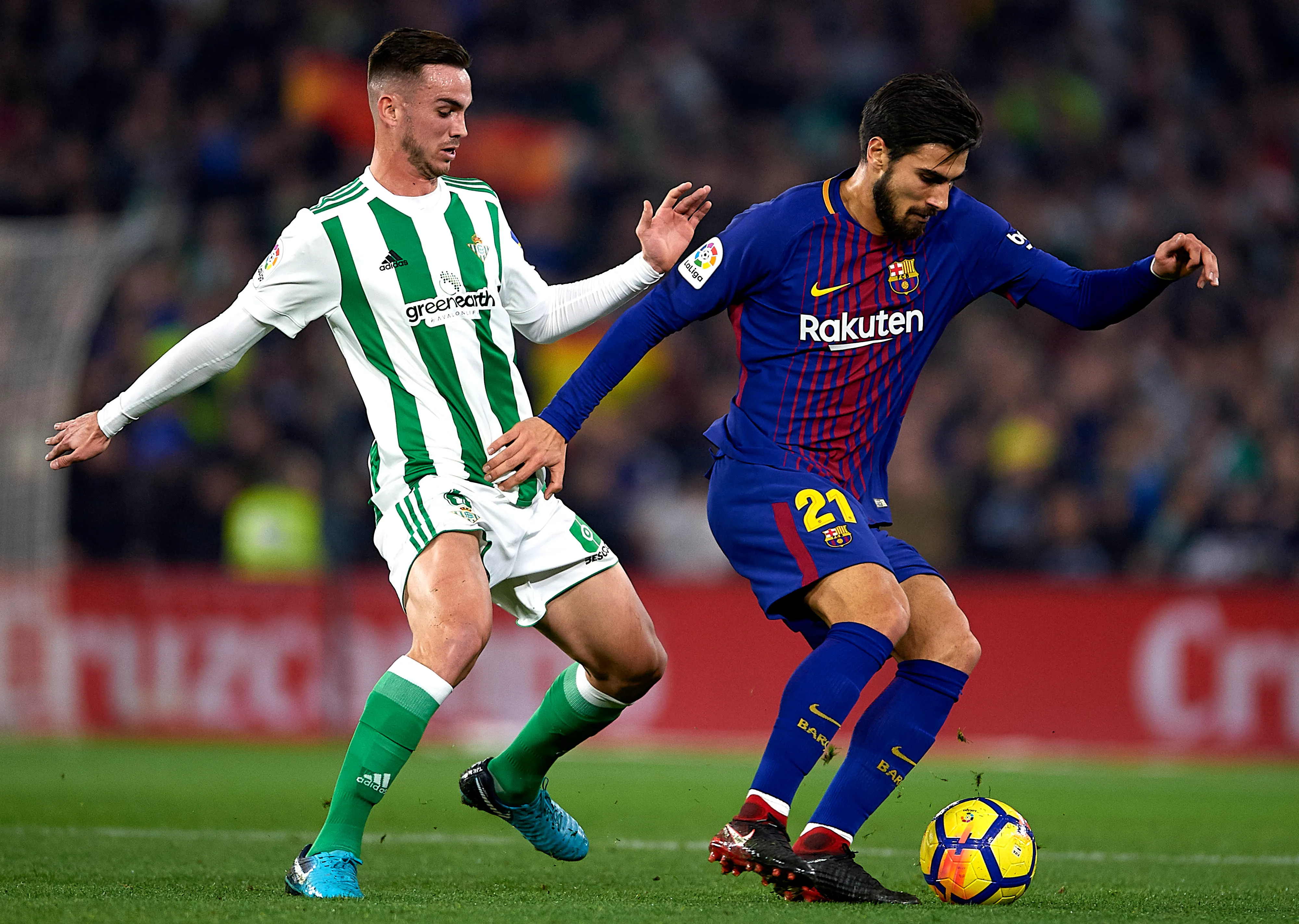 Fabián Ruiz enfrenta a André Gomes en un duelo entre el Betis y el Barcelona. (Aitor Alcalde/Getty Images).
