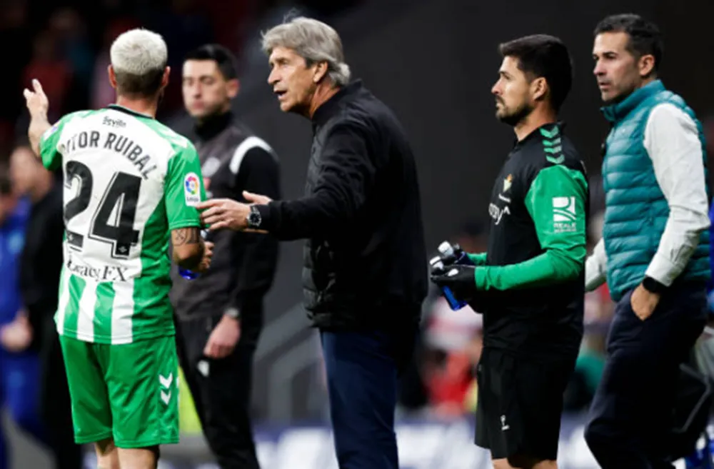 Aitor Ruibal dialoga con Pellegrini. (Getty Images).