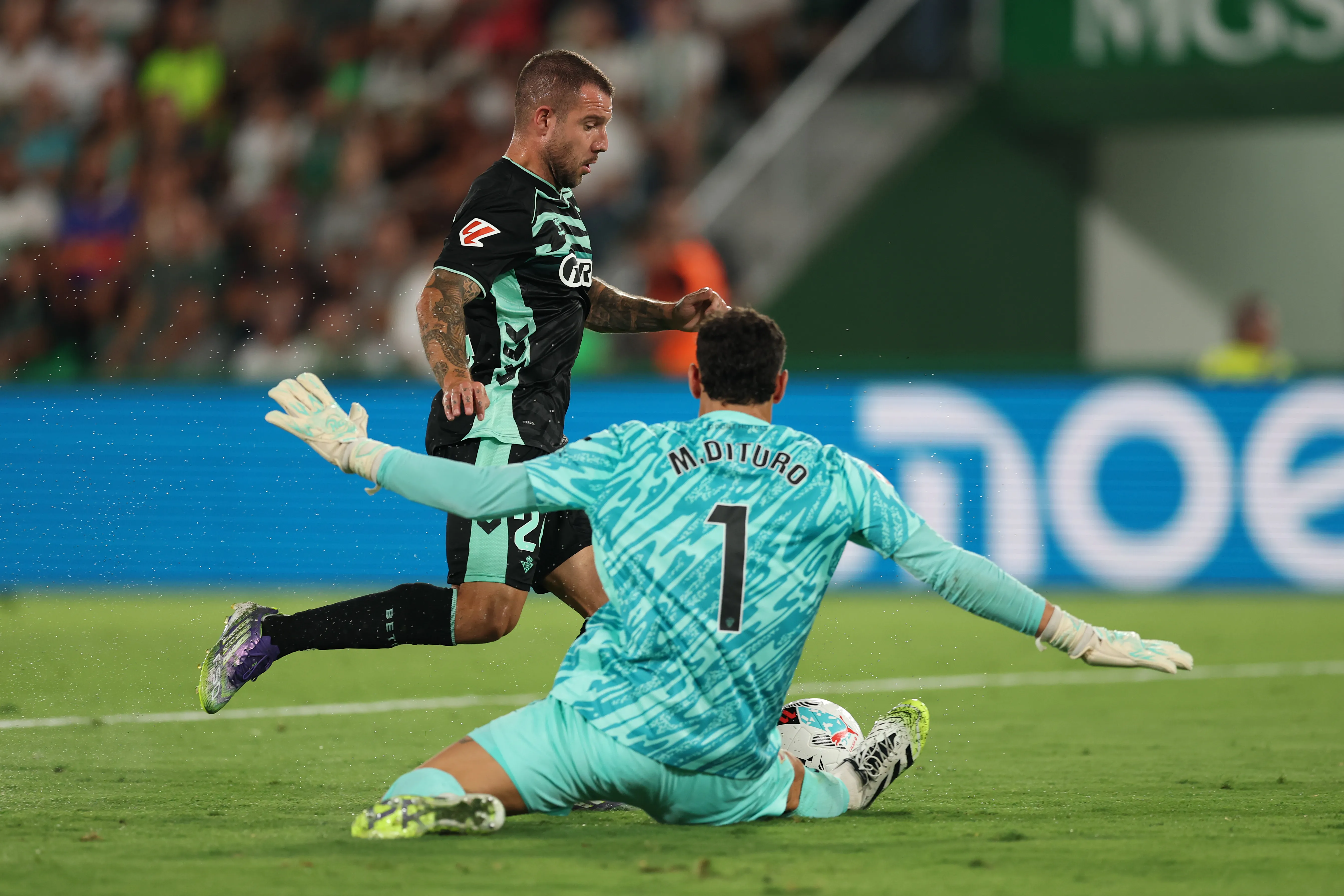 Aitor Ruibal elude a Matías Dituro, portero del Elche que en Chile jugó para Universidad Católica y Deportes Antofagasta. (Clive Brunskill/Getty Images).