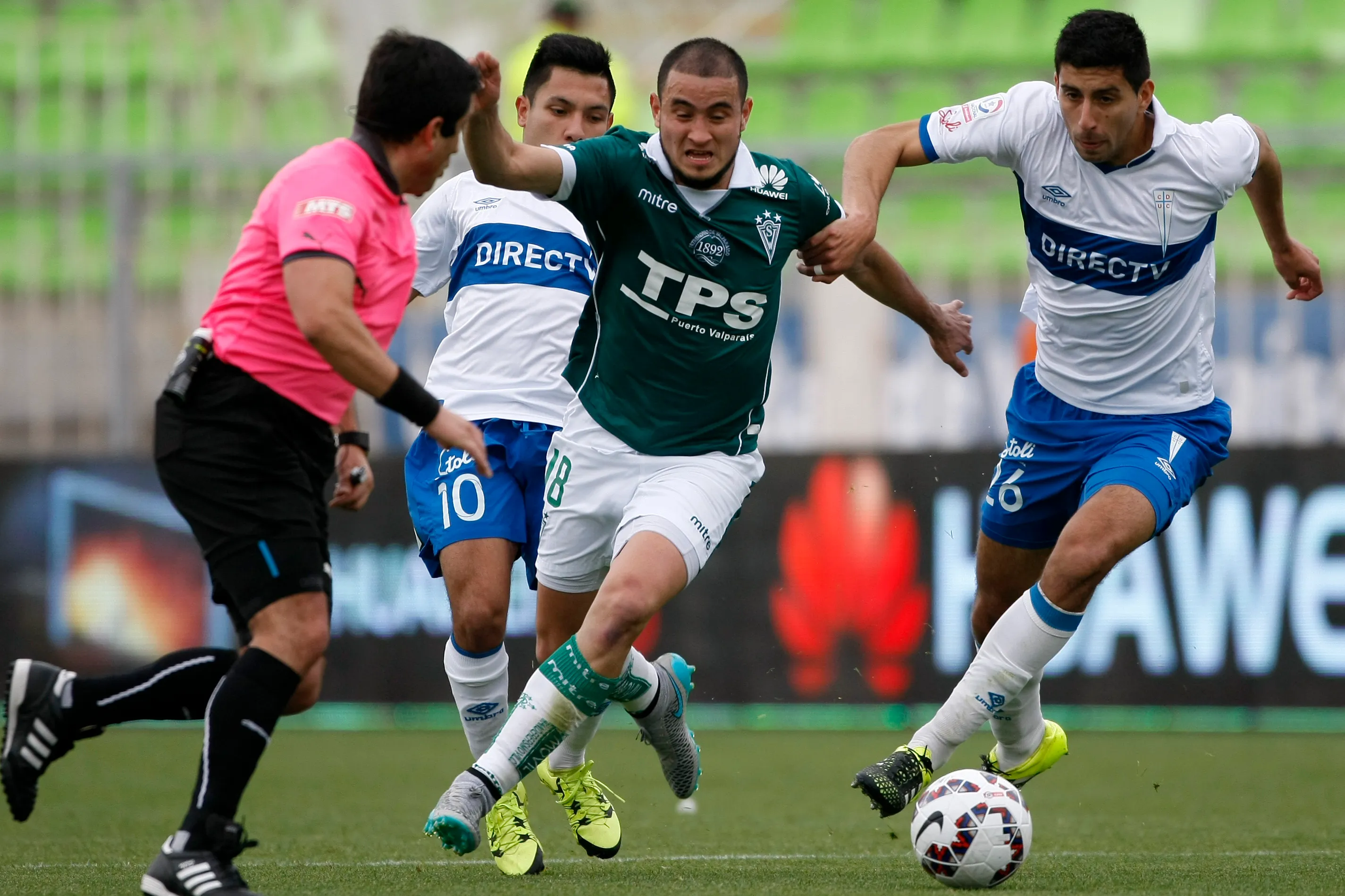 Carlos González en acción ante Universidad Católica con Santiago Wanderers. (Andrés Piña/Photosport).