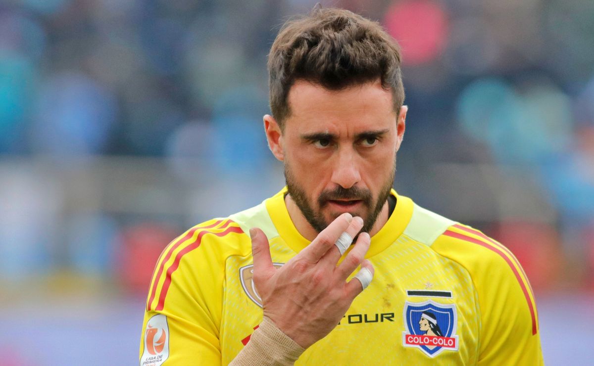 Le muestran la puerta de salida a Fernando de Paul en Colo Colo: “Si le traen a otro arquero…”