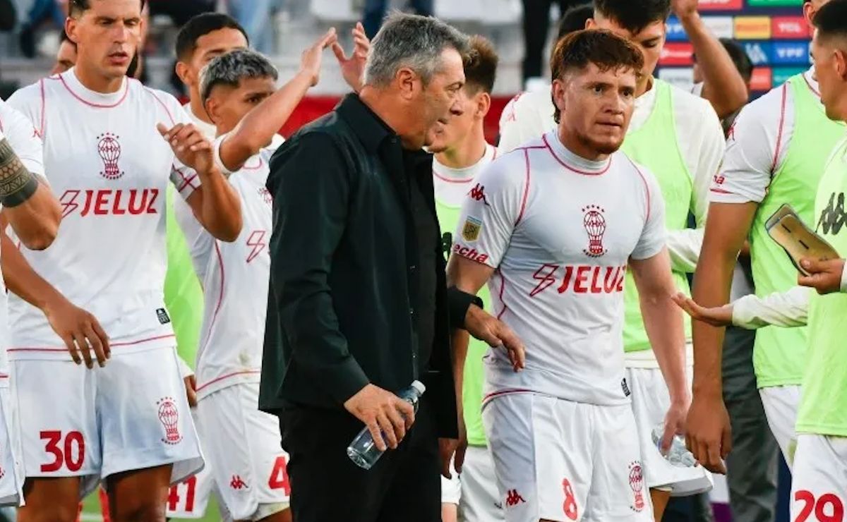 Acusan a ex Colo Colo de provocar quiebre total de camarín en Argentina: “Van para atrás”