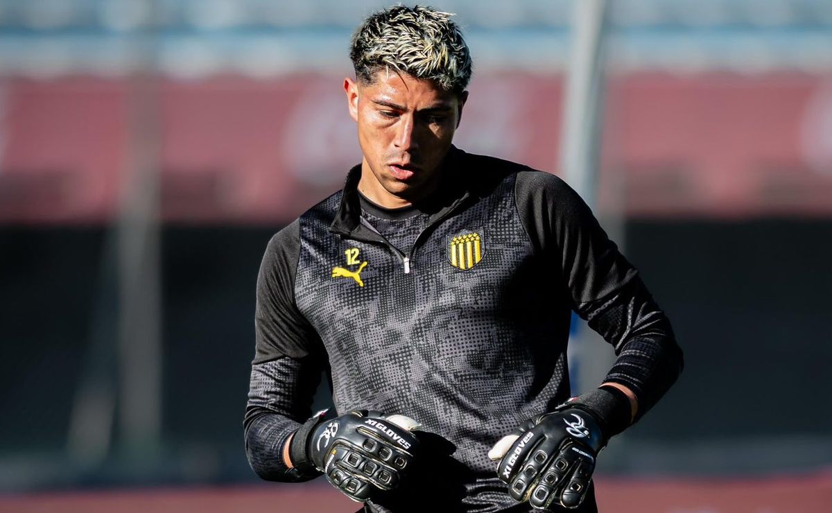 Brayan Cortés le da un tremendo dolor de cabeza a Peñarol y en Colo Colo miran con atención