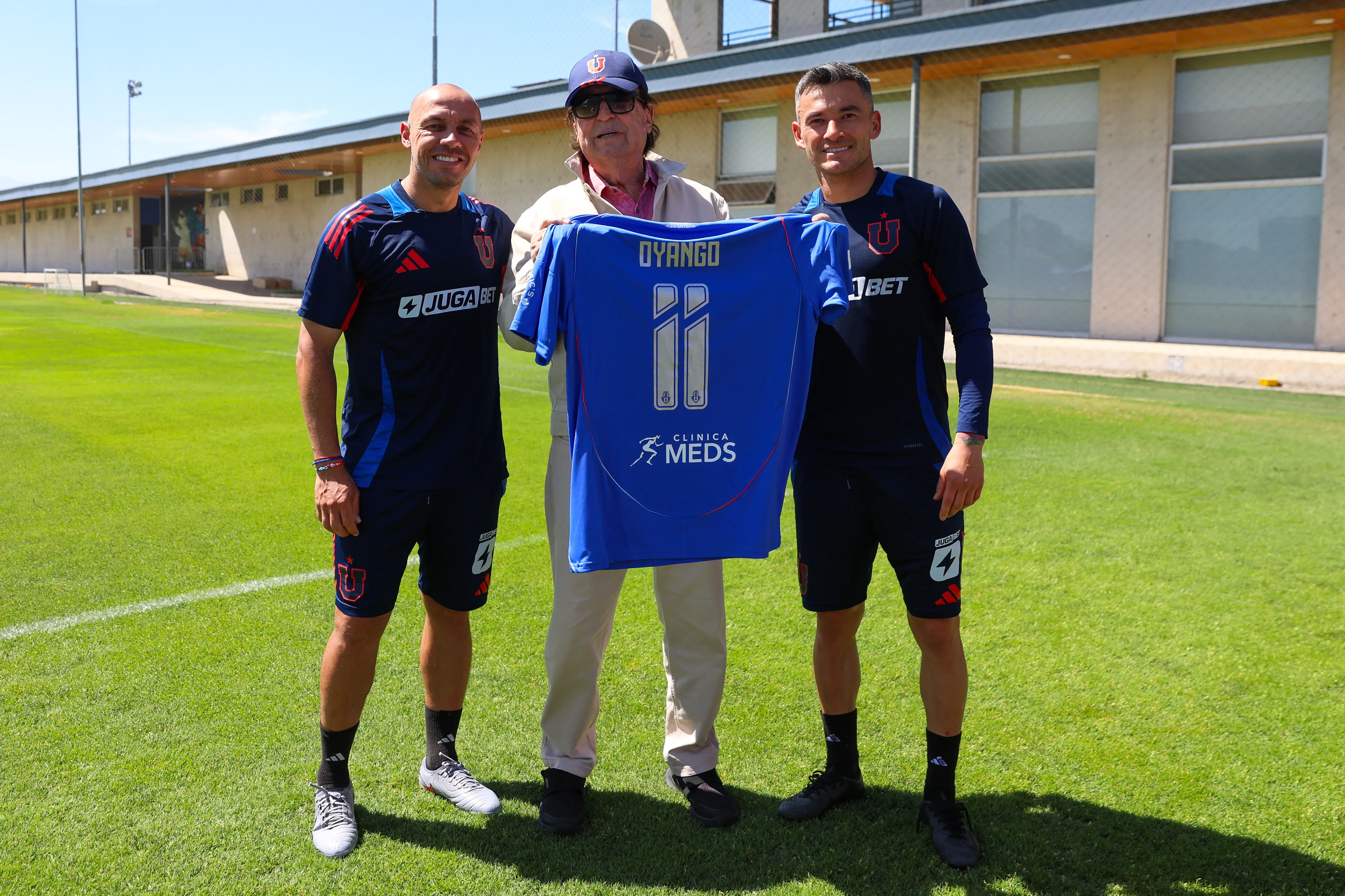 La camiseta que le regalaron a Dyango en U de Chile. Foto: U de Chile.