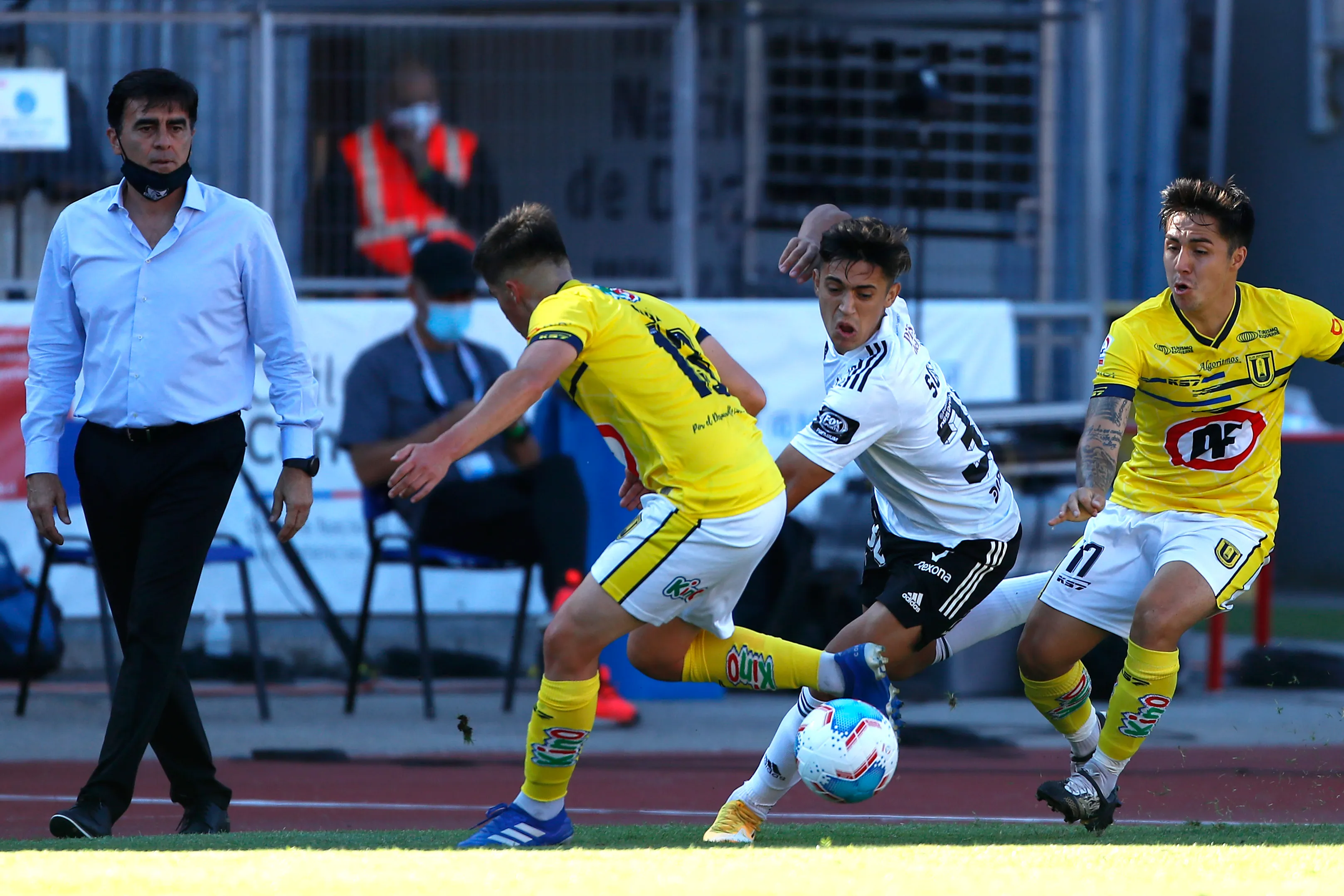 Pablo Solari en acción ante el Campanil en el partido que salvó a Colo Colo del descenso. (Andrés Piña/Photosport).