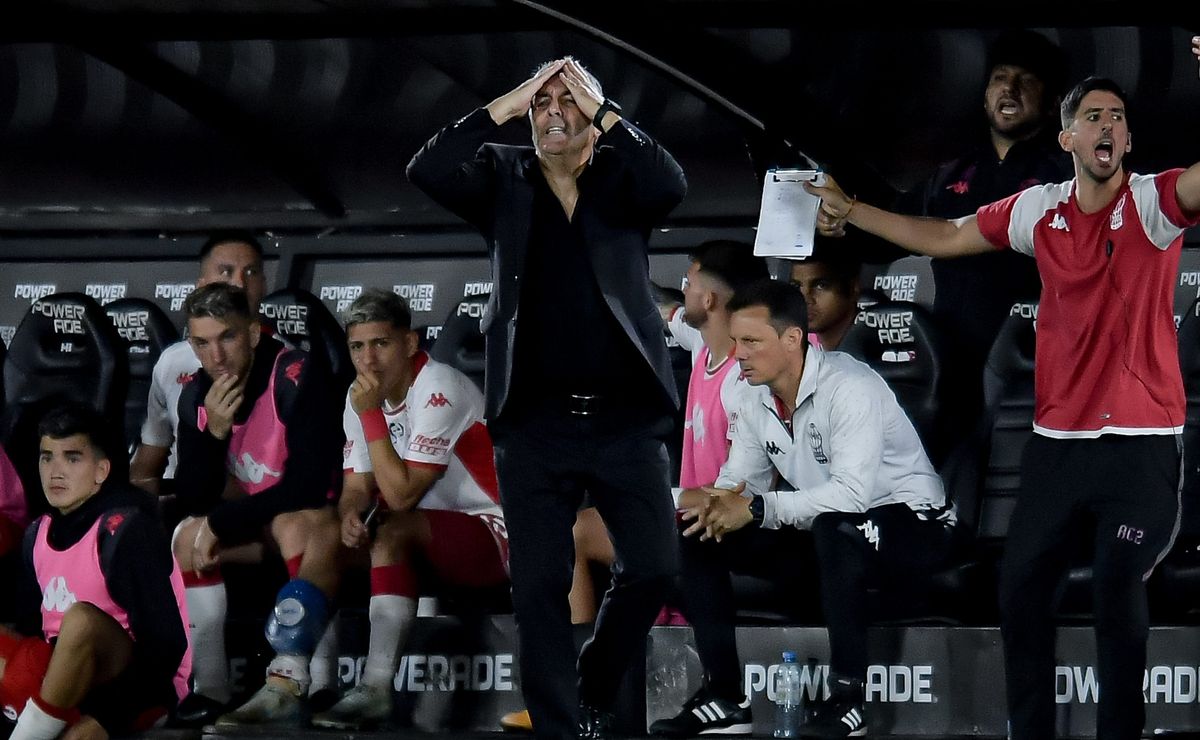 Fue DT de la U, se ofreció combos con árbitro y ahora deja la grande en el fútbol argentino: “Un paso al costado…”