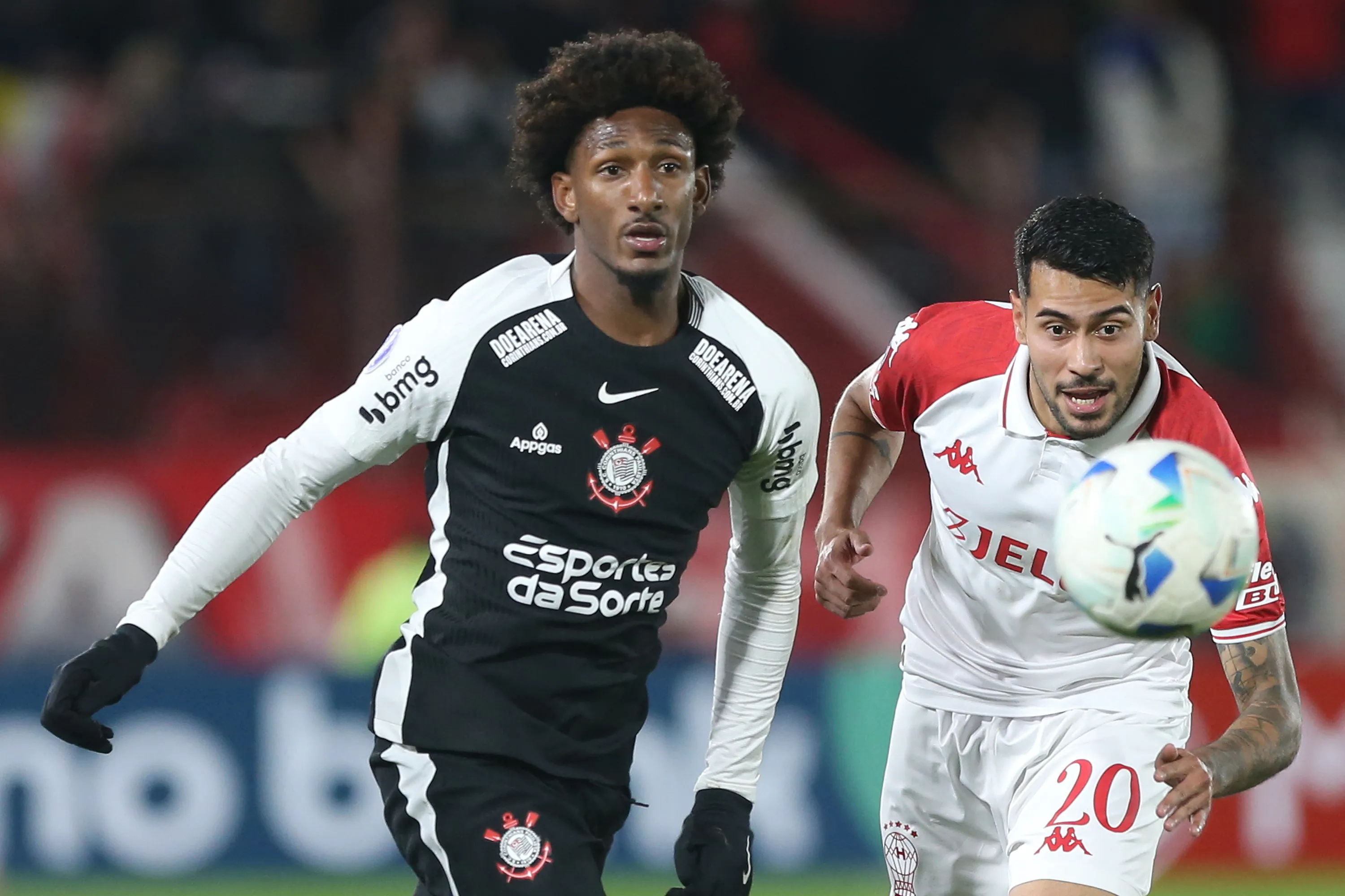 Emmanuel Ojeda ante Talles Magno del Corinthians en la Copa Sudamericana 2025. (Daniel Jayo/Getty Images).