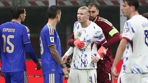 Haaland revela que defensa italiano lo toqueteó durante el duelo de eliminatorias.