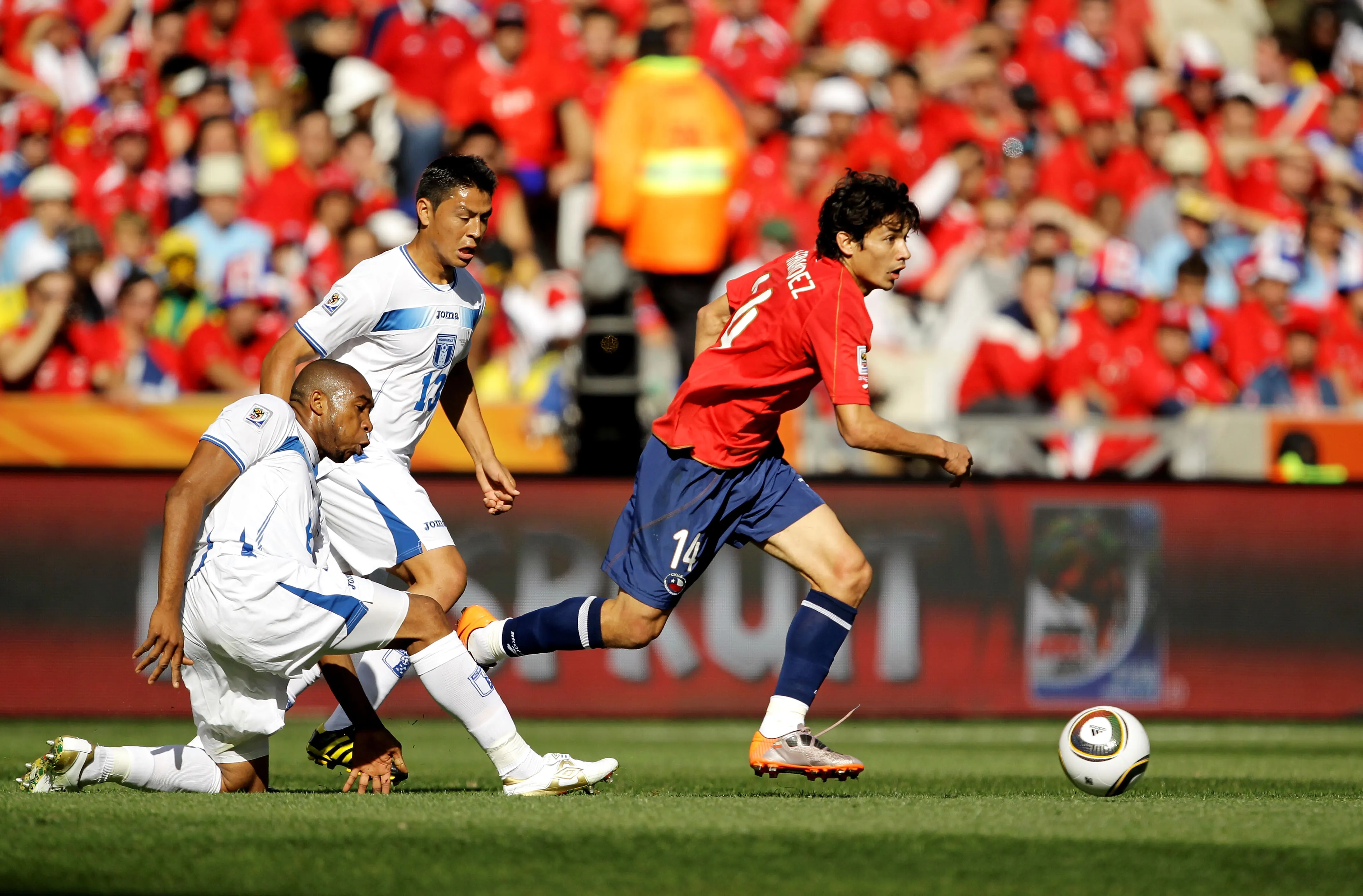 Matías Fernández jugando en el Mundial de Sudáfrica 2010.  (Photo by Ezra Shaw/Getty Images)