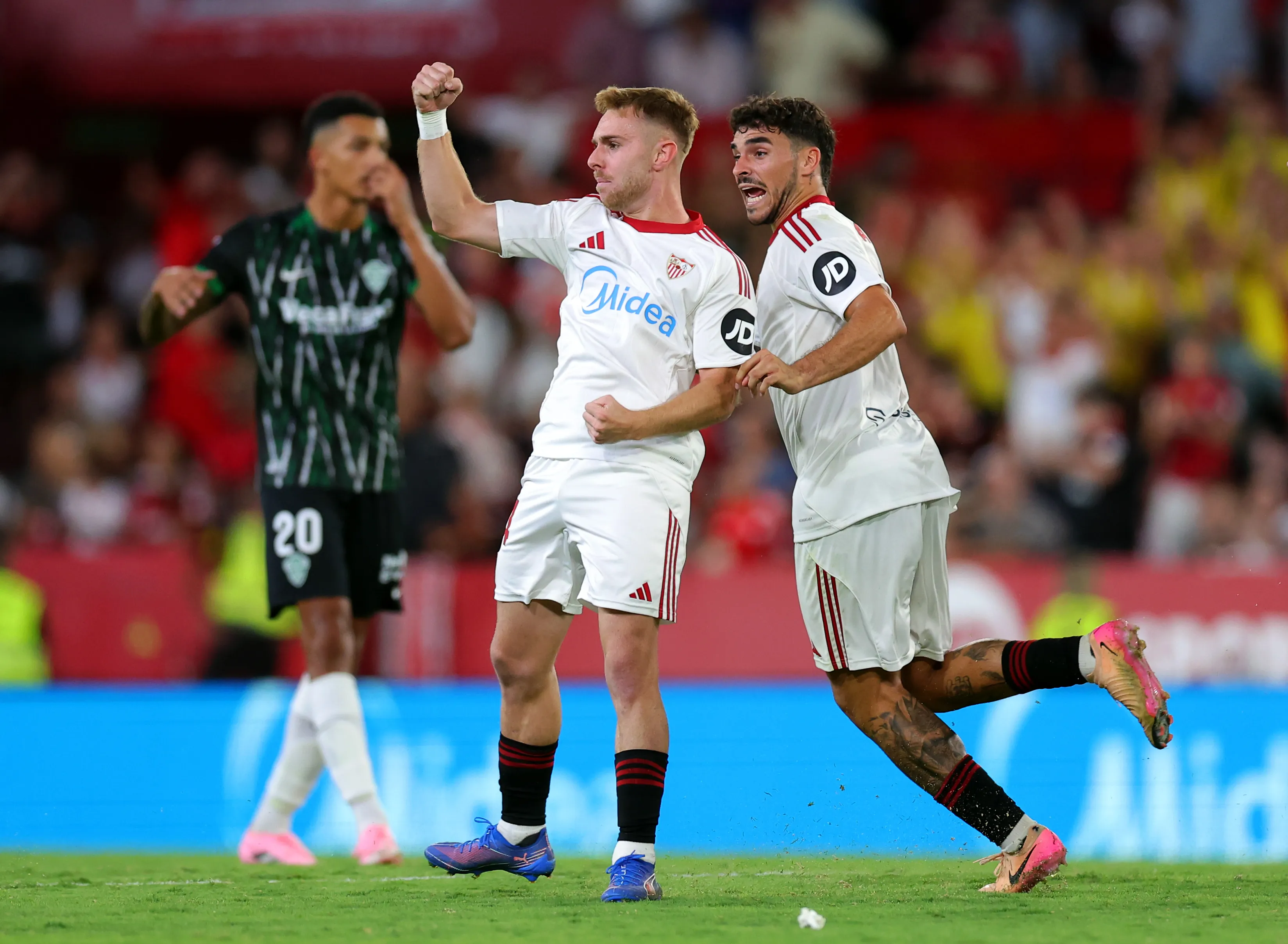 Gerard Fernández celebra junto a Isaac Romero. (Fran Santiago/Getty Images).