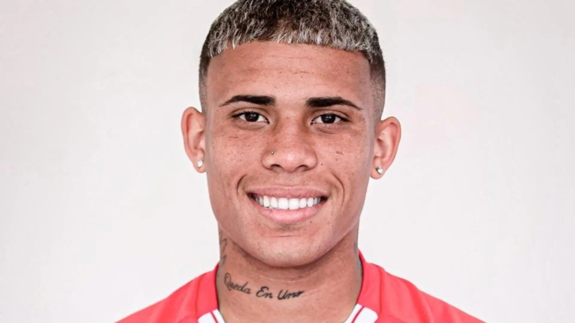 El tatuaje de Ayrton Costa en su cuello.